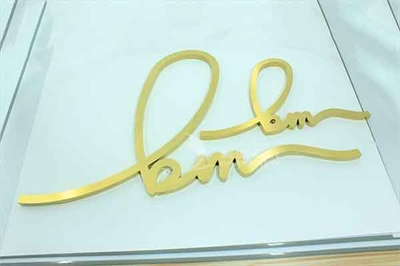 淺談鈦金字與不銹鋼發光字的區別